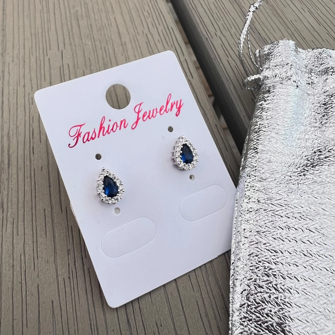 Droppformade örhängen med stenar - 92