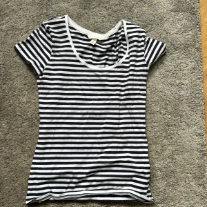 Randig t-shirt - En randig t-shirt som inte används längre.