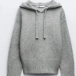 Zara stickad hoodie - Sparsamt använd och i väldigt fint skick. Hör av er vid frågor!