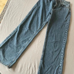 Nudie jeans clean Eileen - Mycket bra skick, endast använda ett par gånger  Wide-fit- sitter löst utmed hela benen  Storlek: W29 L32