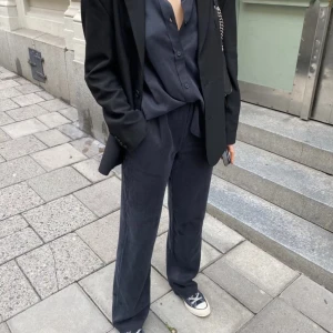 Djerfavenue byxor - Byxor från Djerfavenue, ”on the go pants ash”. I storlek M, endast använd ett fåtal gånger. Nyköp pris 1450kr, jag säljer för 750kr.  (Bilder tagna från Djerfavenues hemsida) 