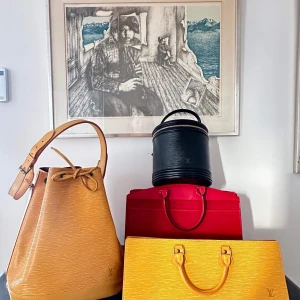 LV Epi Classic Collections - Säljer mina LV vintagekollektioner som är klassisk och tidlös design. Allt är används i mycket bra skick. Häpnadsväckande & Underbart.  -Den svarta kostar 6 200 kr -Den gula kostar 6 800 kr -Den röda kostar 4 500 kr.
