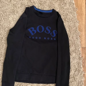 Hugo Boss tröja - Köpt i vintras väldigt bra skick knappt andvänd 8.5/10 säljes då det behövs pengar t nya kläder ”Passar som M!” Pris går att diskuteras vid snabb affär
