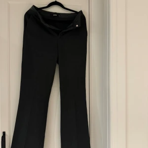 Mörk Grå Kostymbyxor  - Mörk gråa kostym byxor från BikBok. Oanvända, med lapp kvar. Storlek S Nypris 499kr