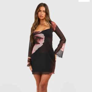 Kort klänning i mesh med utsvängd ärm - Svart meshklänning perfekt till fest eller dejt. (Oanvänd)