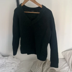 Mörkgrön stickad tröja - Säljer min fina stickade tröja få den inte längre kommer till användning. Tröjan är i nyskick🥰