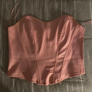 Rosa korsett - Säljer denna rosa korsett topp. Kommer ej till använding