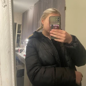 Vinterjacka - Jättesnygg jacka perfekt till vintern 🥰 Skriv för fler bilder eller frågor 🩷 Storlek 152 men skulle säga att den passar en XS. 