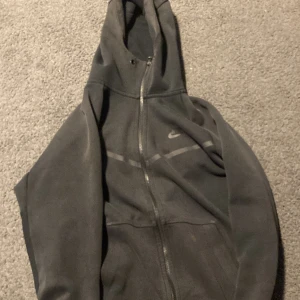 Svart nike tech - Fin nike tech i svart  Storlek: M