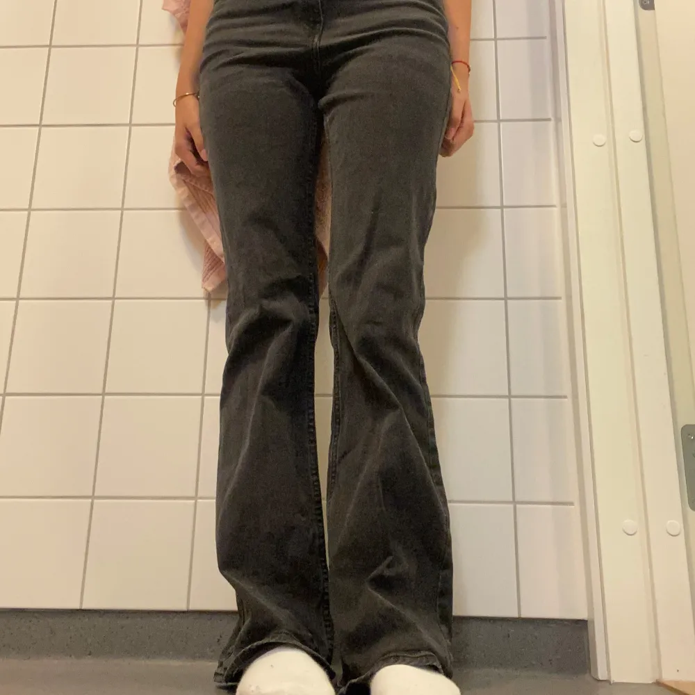 Jätte fina bootcut jeans från HM! Säljer då de inte används längre ❤️ jag kan mötas upp i Göteborg också om man vill det, för att undvika frakt. . Jeans & Byxor.