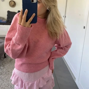 Rosa stickad tröja - Säljer denna stickade rosa tröjan. Ärmarna är lite puffiga vid axlarna. 