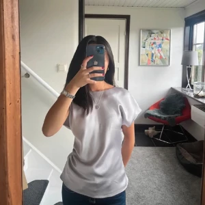 Zara fest topp - Perfekt fest topp men även till vardagen, så snygg men har liknande, storlek xs men passar mig som brukar ha S. 💘💘