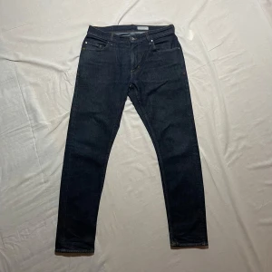 Tiger of Sweden pistolero  - Jeans från tiger of Sweden i modellen pistolero, storlek 32/32, i fint skick förutom en defekt där bak därav priset 299kr. Skriv vid fundering eller fråga👀