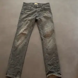 Säljer dessa Jack and Jones Jeans i modellen slim straight. Använd ett fåtal gånger och är som nyskick, nypris 1000kr