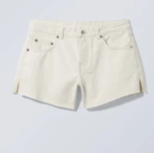 Jeans shorts weekday - Helt nya jeansshorts från weekday, lapparna kvar. Perfekt benvit färg enligt mig! Köparen står för frakt🫶🏼