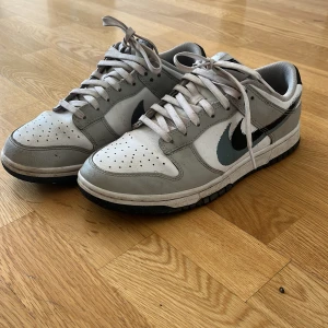 Nike dunk grå - Tjena! Säljer dessa pågrund av att jag aldrig andvänder längre. Det är storlek 41 Skick 8-10 Nypris 1500 ish Bara höra av er om mer frågor!
