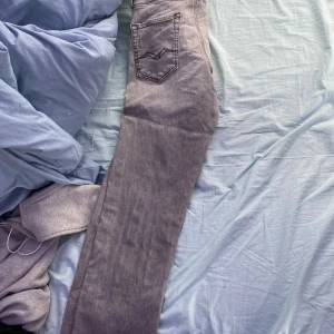 Replay jeans - Ett par riktigt feta replay jeans för XS/S. Top skick och original priset ligger på 1000kr. Undrar du om något mer kom dm eller om storlek.