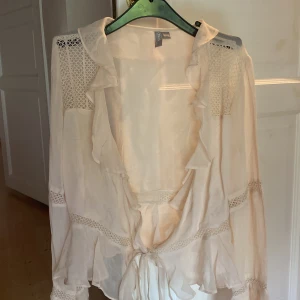 Volang tröja  - Jättefin volang tröja från Asos, inte använd många gånger 