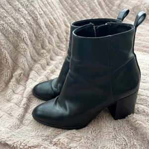 Högklackade boots - Mcket sköna skor. Lite slitna på utsidan. Passar storlek 38. 