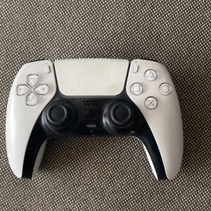 Ps5 kontroll  - Aldrig använd fick kontrollen av min farbror som jobbade på media markt 