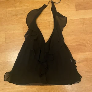 Svart blus från zara  - Jätte fin svart blus från zara, endast använd 1 gång, säljer eftersom att den inte sitter så bra på mig. 