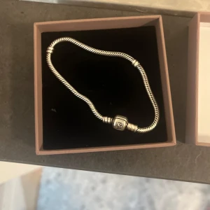 Pandora armband! 💫 - Säljer nu mitt fina Pandora armband då det inte kommer till användning längre! Armband är 17,5 cm långt🫶🏼, inga defekter och i välvårdat skick💫 skriv t mig om ni har några funderingar 💘 Priss kan alltid diskuteras💍925 sterling silver 