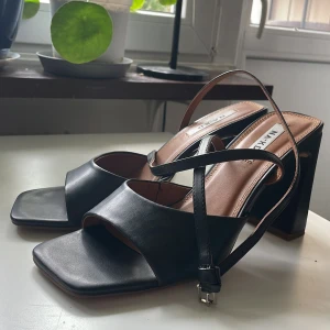 Skor - Klackar använda en gång i storlek 38. Snygga, men lite för höga för mig. 