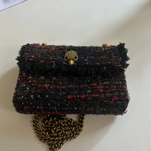 Unik Kurt geiger väska - Kurt geiger väska i modellen kesington i lilla crossbody varianten. Säljer då den inte kommer till användning längre. Köpt för ca 1,5 år sedan❤️