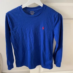 Polo Ralph lauren tröja  - Så cool tröja ifrån Ralph lauren. Strl 12-14 (xs), nypris ca 700kr. Fler bilder finns💕