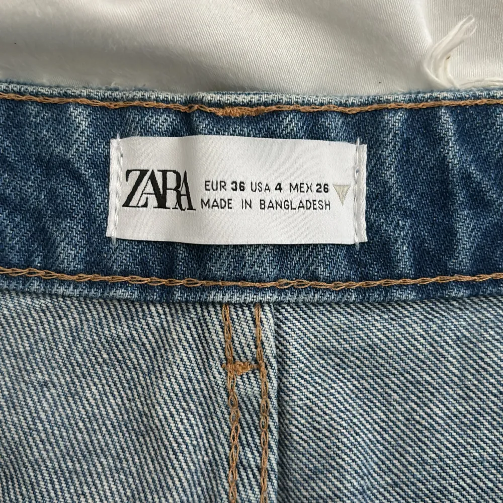 Korta jeansshorts köpta från Zara. Aldrig används alltså inga defekter. Skriv privat för flera bilder.. Shorts.