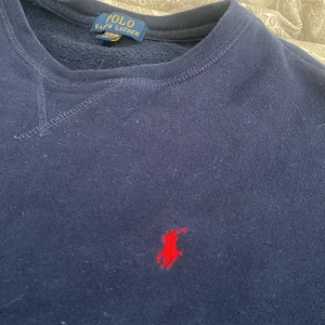 Polo Ralph lauren tröja - Ganska uttöjd i midjan annars är den i bra skick , är 180 och den passar bra i längden men ej bredden, den är xl men passar mindre. Dm för fler frågor eller funderingar. Priset är hugget i sten , mvh kian!💯🍾