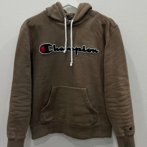 Champion hoodie  - En brun/beige hoodie, skön att ha till vardagen, storlek S, skriv för fler frågor.