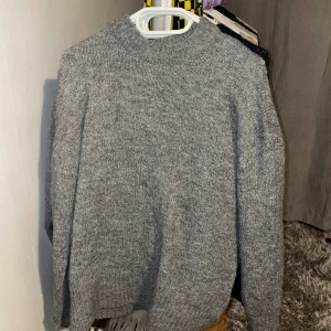 Stickad tröja  - Stickad tröja från lager 157. Säljer då den är för lite och ej kommer till användning. Hör av er vid intresse eller ev frågor☺️ 