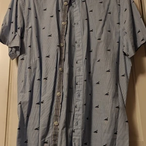 Skjorta från Blend - Sommarskjorta från Blend med blå flamingos