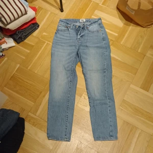 Jeans från lager 157 - Jeans från lager 157 i stl xs. Nästan aldrig använd och inga defekter. I en typ mom jeans modell. 70 kr med frakt