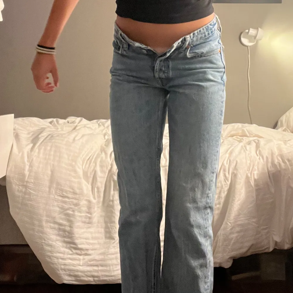 Säljer mina skitsnygga midwaist jeans ifrån zara som är lite för små💗 . Jeans & Byxor.