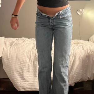 Zara jeans  - Säljer mina skitsnygga midwaist jeans ifrån zara som är lite för små💗 