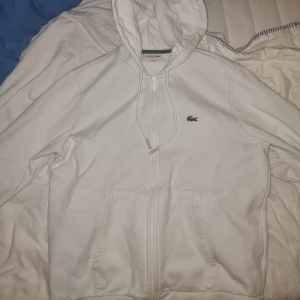 Lacoste zip hoodie - Lacoste zip hoodie i storlek L men sitter som M. Inga deffekter. Nypris:1650 mitt pris: 650 Äkta, har kvitto.