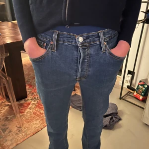 Levis jeans  - Levis jeans, mörkblåa och najs passform. Modell 501. Nypris 1200kr  27 i midjan och 32 i längd 