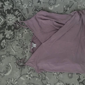 Monkly rosa linne - Söt linne men för stor. Den är i storlek L men den passar för storlek M också 