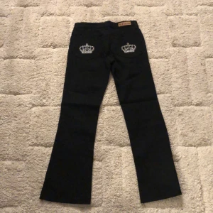 Viktoria Beckham liknade jeans - Mått: midja rakt över 37 cm, innerbenet mått 70cm, total längd 93cm storlek S inga bilder på 