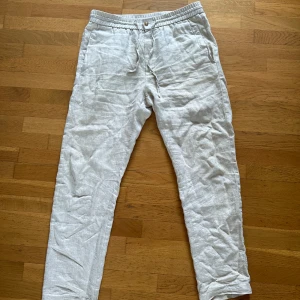 Beige Skagen Clothing linnebyxor - Beige Skagen Clothing linnebyxor, 100% linne, rak passform, storlek L