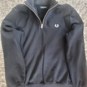 FREDD PERRY TRÖJA NYSKICK - Fred perry tröja använda 1 gång   Pm för mer info