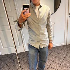 Riley skjorta  - Säljer min snygga Riley skjorta i storlek s. Den är i nyskick och i knappast använd. Kom gärna med prisförslag!!