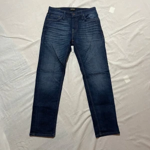 Jack and Jones slim/straight jeans  - Slim/straight jeans från Jack and Jones i modellen Mike, storlek 30/30, i fint skick. Pris 349kr, skriv vid fundering eller fråga 👀