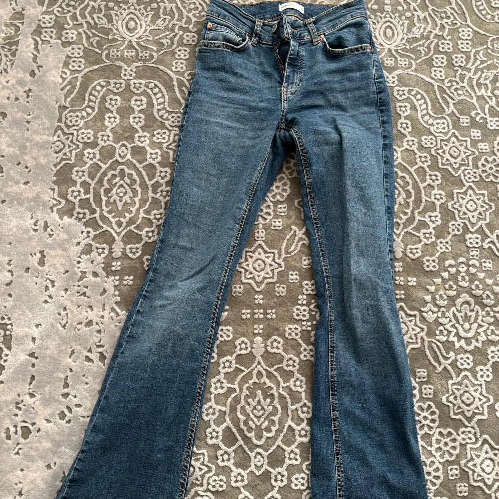 Jag säljer mina mörkblåa jeans från ginatricot eftersom de inte används längre. De är knappast använda och i väldigt bra skick. Storlek 34. Jeans & Byxor.