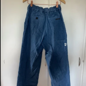 Poetic collective - Bra skick men en lite slitning vid foten använd några gånger och stretchiga i midjan. Stor i storlek 