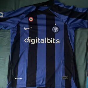 Inter milan tröja - Stilren inter milan tröja. Oanvänd. Köpt i milano. Pris kan diskuteras 