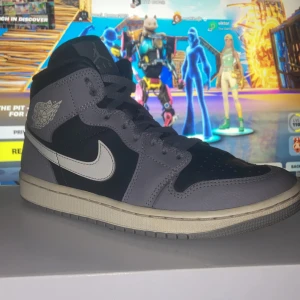 Air jordans 1 mid  - Storlek 39 