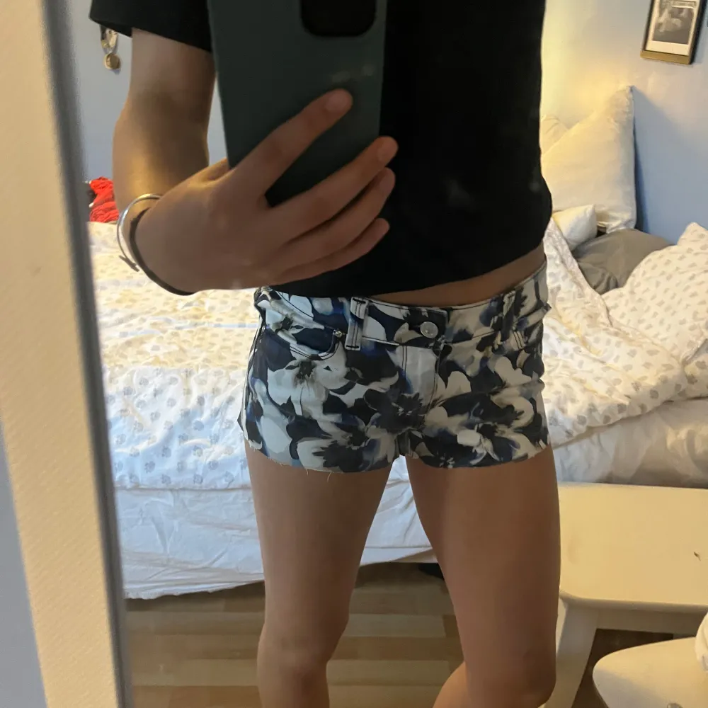 Säljer ett par Lågmidjade shorts i ett coolt blommig print!💞 . Jeans & Byxor.